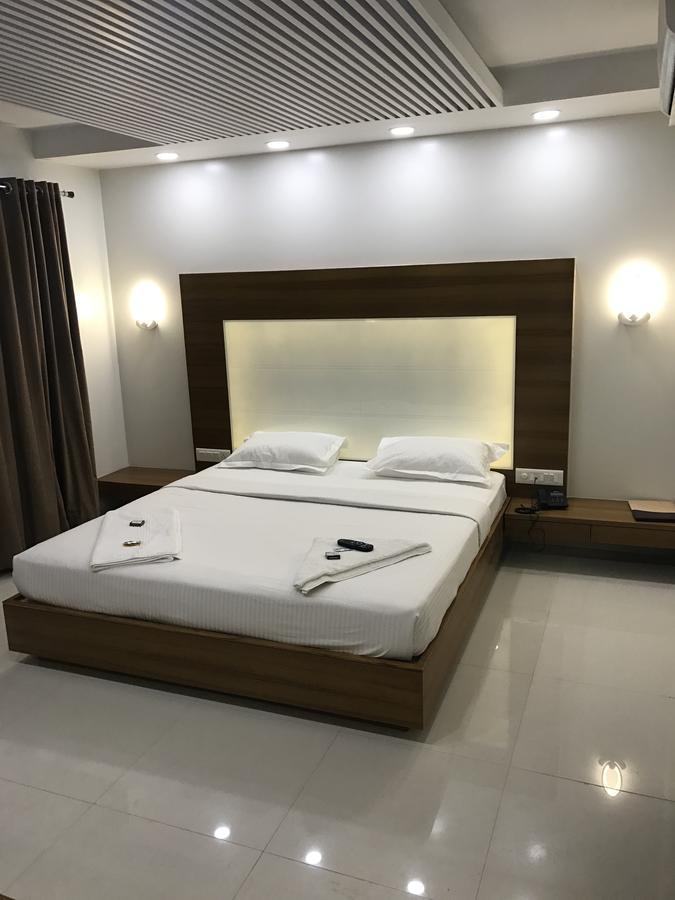Hotel Comfort Bharuch Bagian luar foto