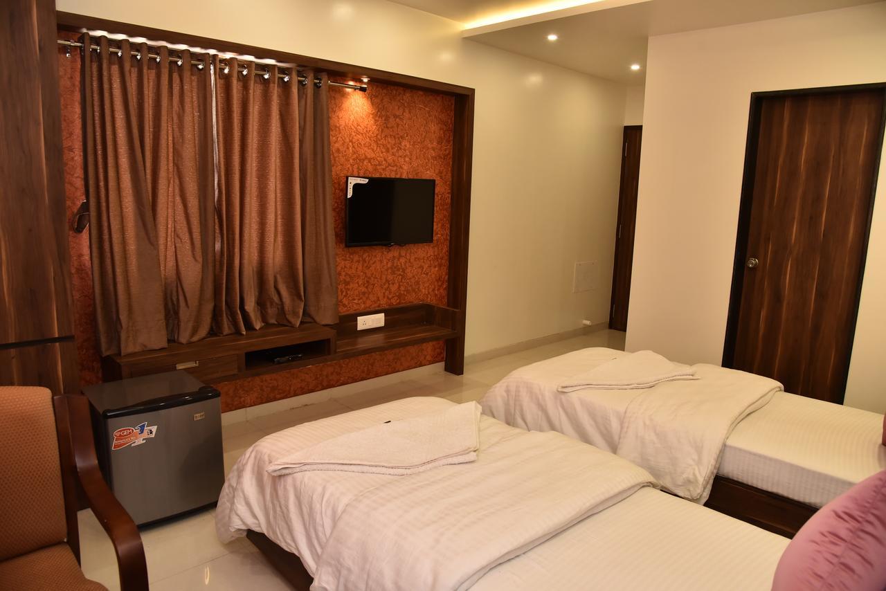 Hotel Comfort Bharuch Bagian luar foto