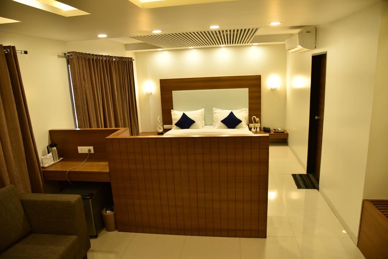 Hotel Comfort Bharuch Bagian luar foto